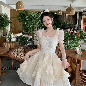 前短后长方领连衣裙女夏季不规则设计感迪士尼穿搭在逃公主蓬蓬裙